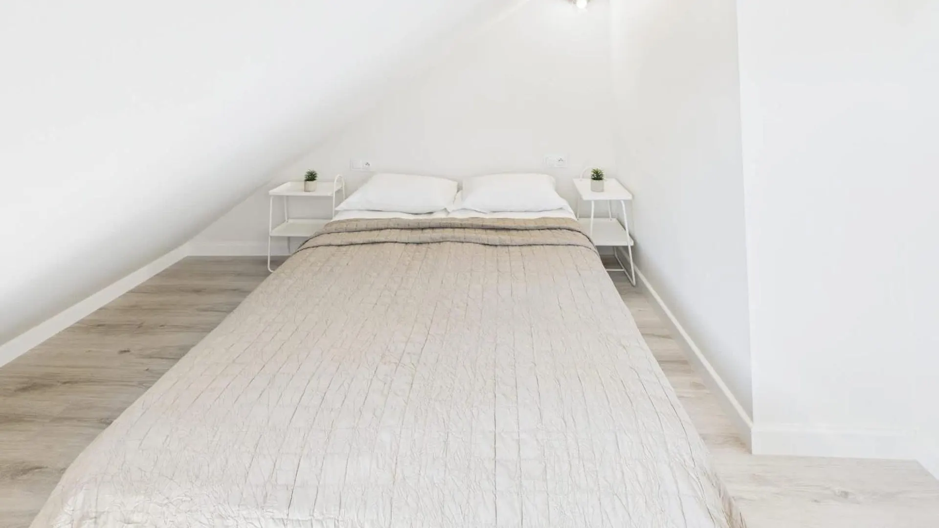Bright Apartments With Air Conditioning Near The Copernicus Science Center In Warsaw By Noclegi Renters ポーランド