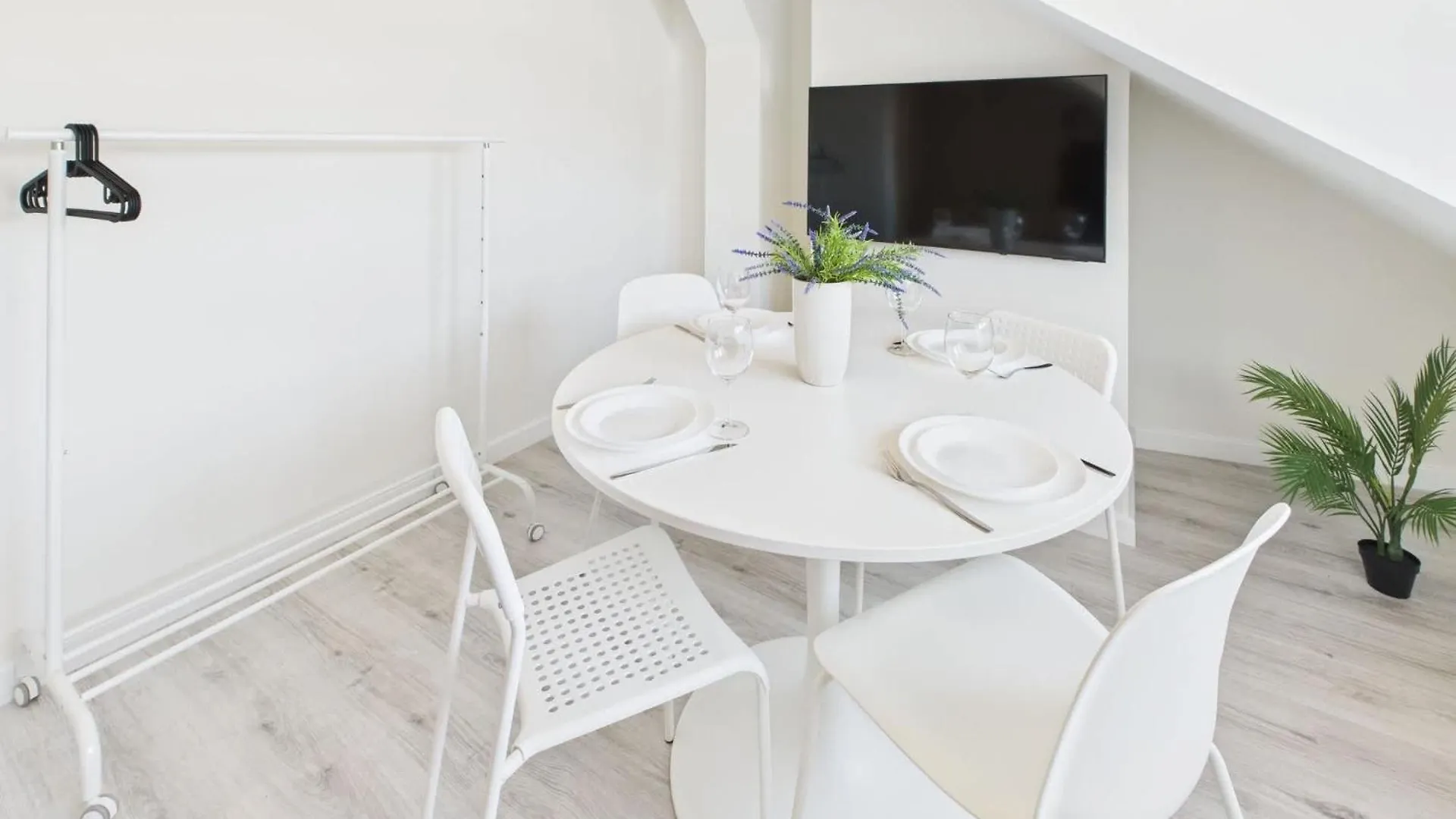 Bright Apartments With Air Conditioning Near The Copernicus Science Center In Warsaw By Noclegi Renters