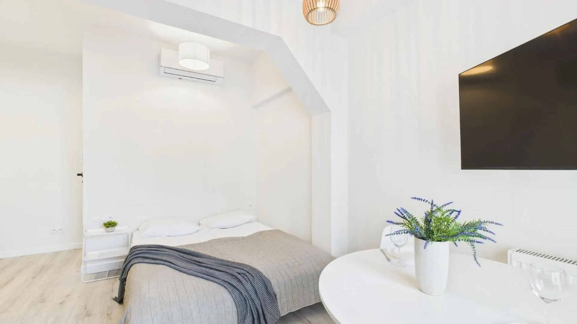 Bright Apartments With Air Conditioning Near The Copernicus Science Center In Warsaw By Noclegi Renters