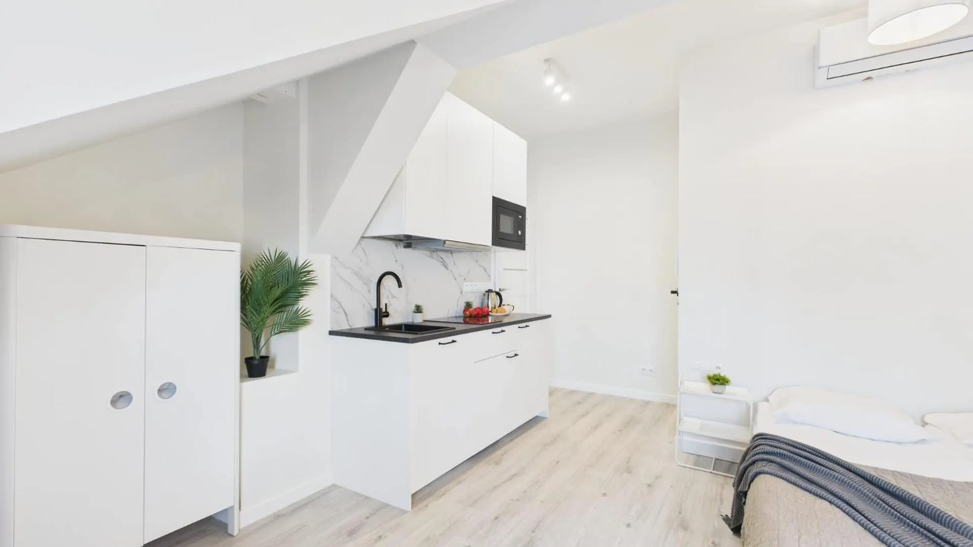 Bright Apartments With Air Conditioning Near The Copernicus Science Center In Warsaw By Noclegi Renters