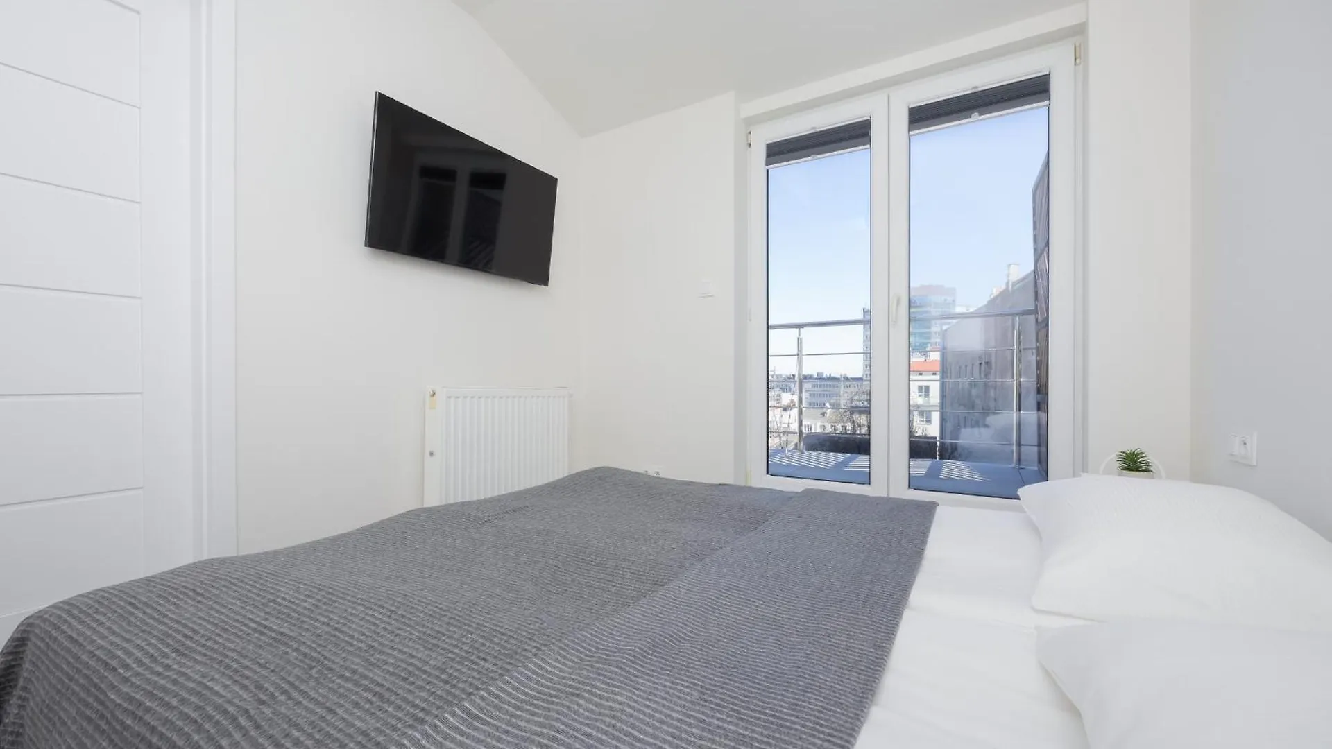 Bright Apartments With Air Conditioning Near The Copernicus Science Center In Warsaw By Noclegi Renters 0*,  ポーランド