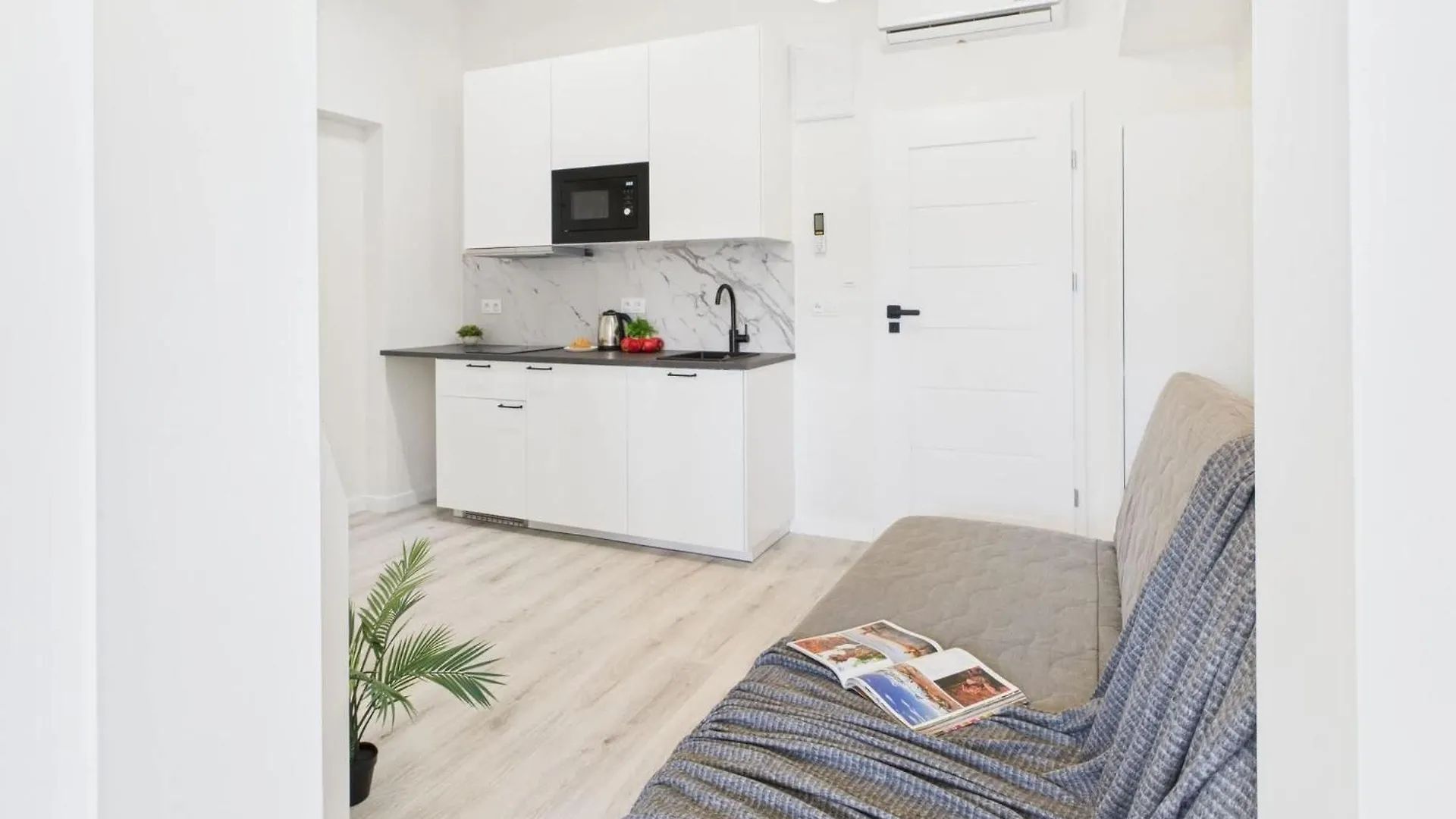 Bright Apartments With Air Conditioning Near The Copernicus Science Center In Warsaw By Noclegi Renters 0*,