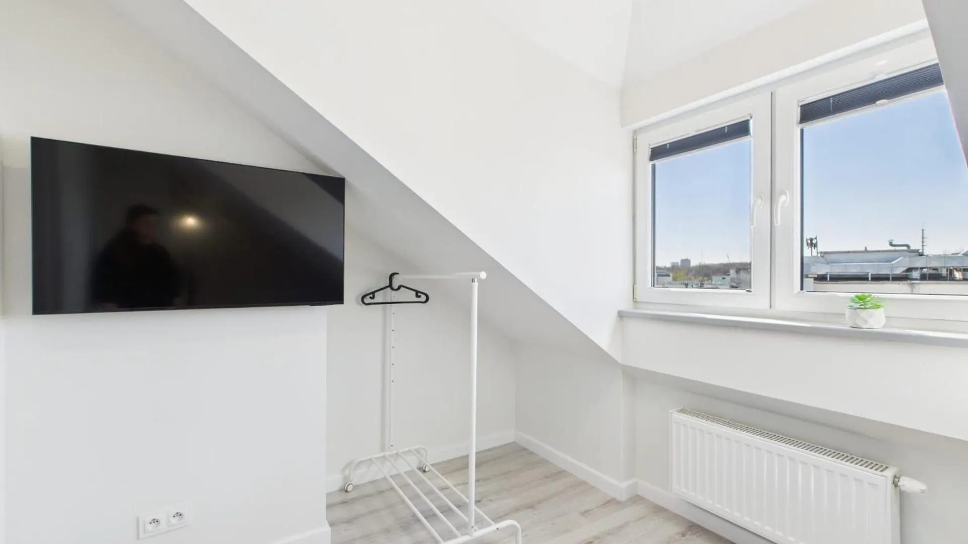 Bright Apartments With Air Conditioning Near The Copernicus Science Center In Warsaw By Noclegi Renters