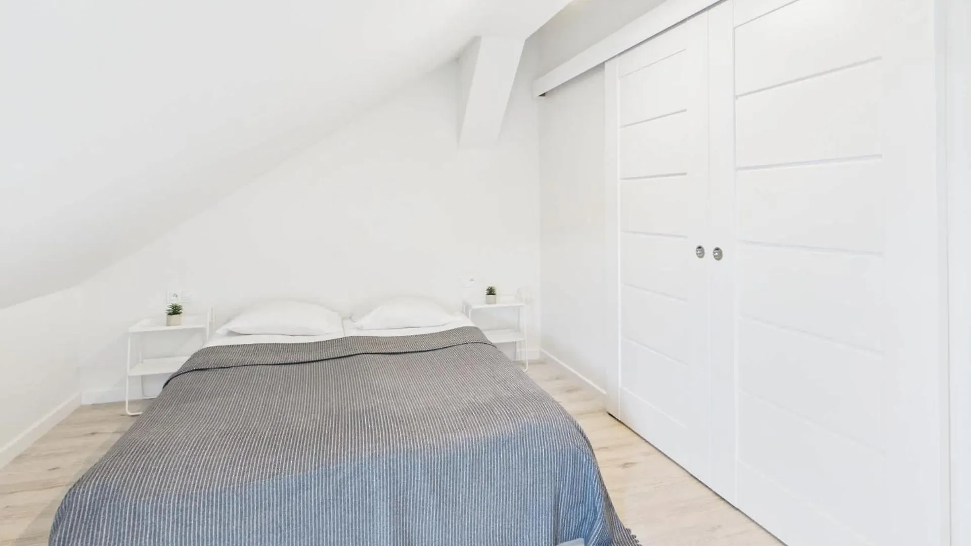 Bright Apartments With Air Conditioning Near The Copernicus Science Center In Warsaw By Noclegi Renters