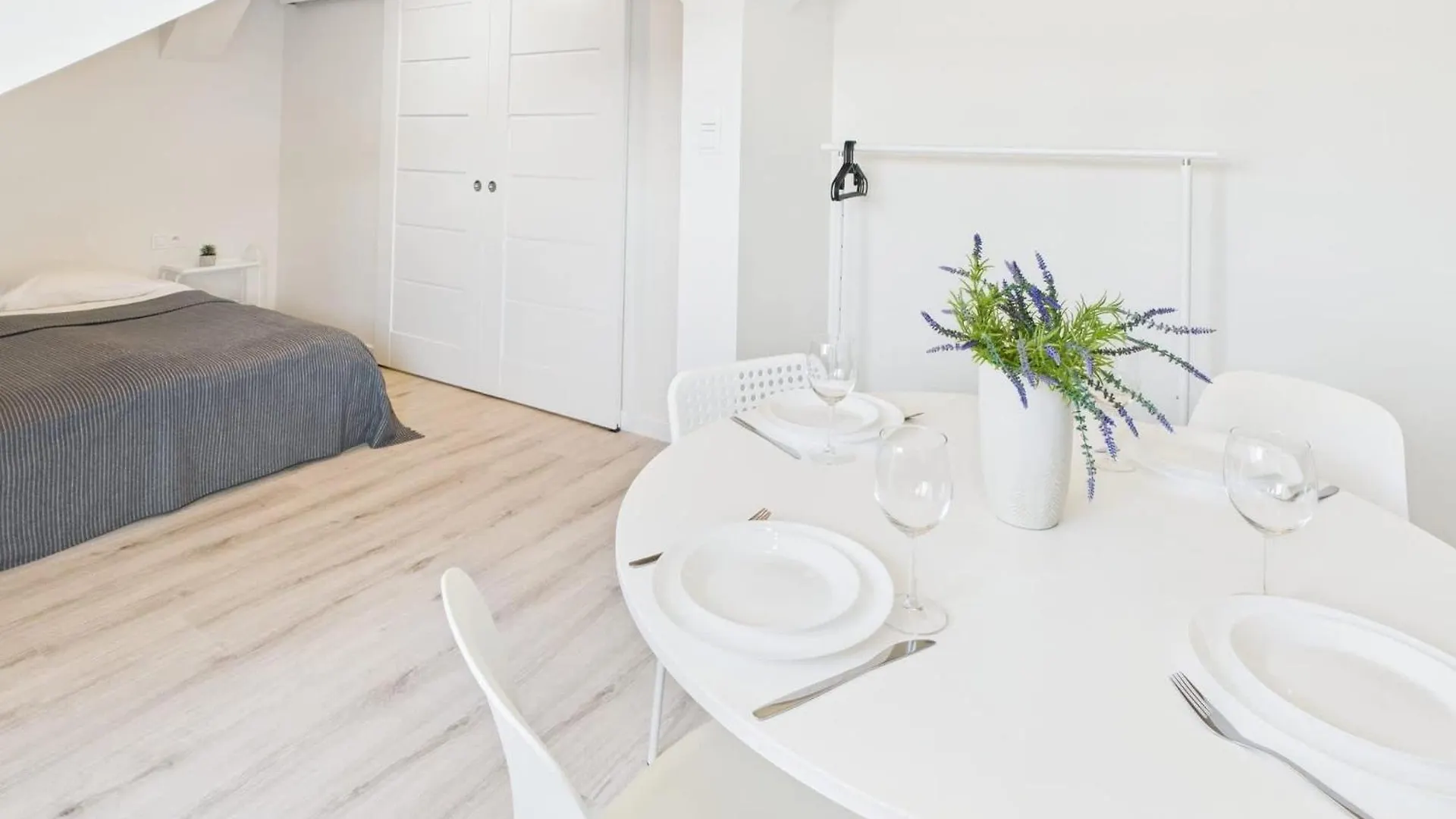 Bright Apartments With Air Conditioning Near The Copernicus Science Center In Warsaw By Noclegi Renters