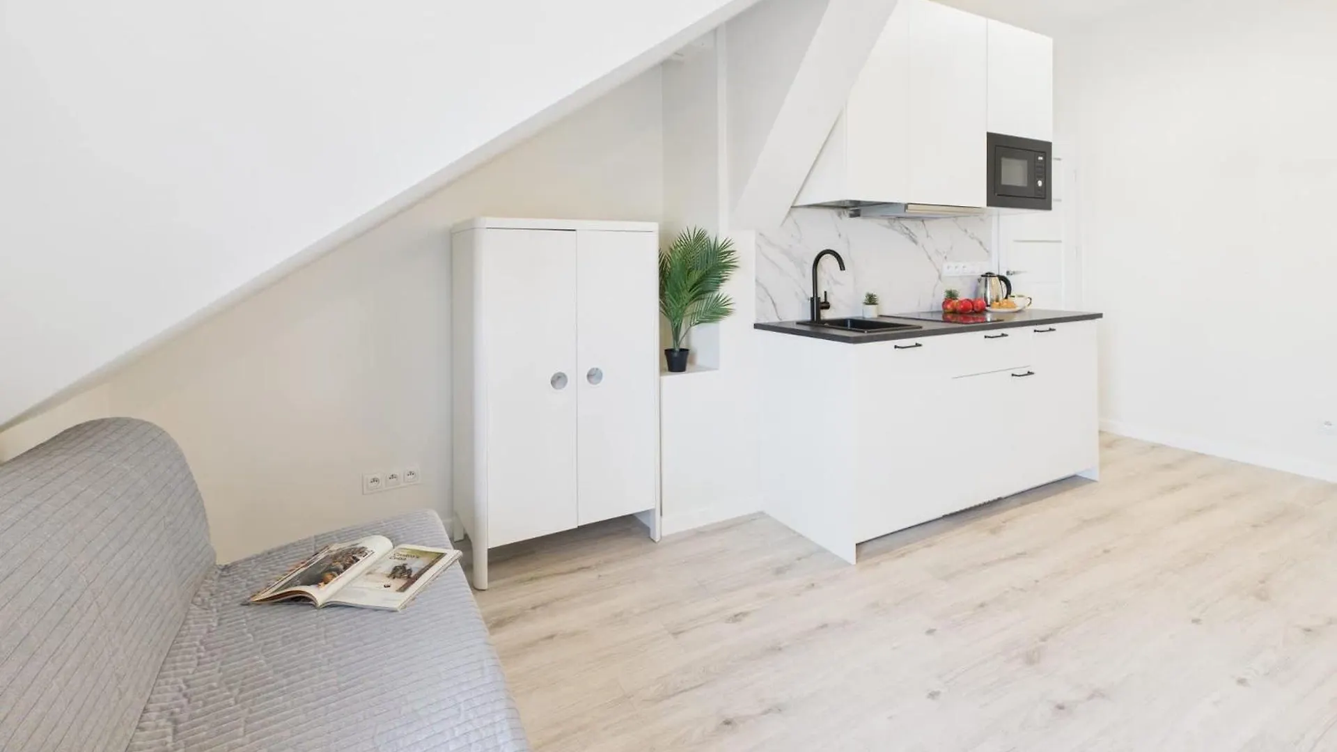 Bright Apartments With Air Conditioning Near The Copernicus Science Center In Warsaw By Noclegi Renters