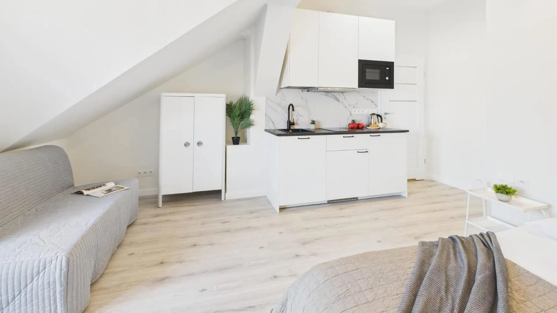 Bright Apartments With Air Conditioning Near The Copernicus Science Center In Warsaw By Noclegi Renters