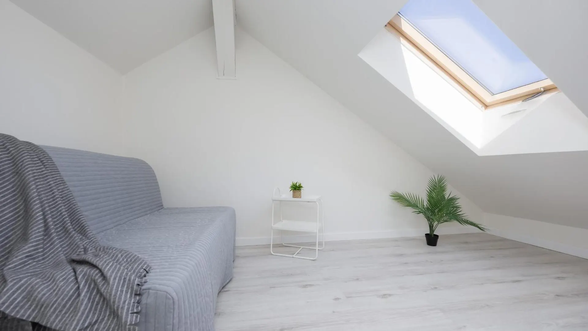 Bright Apartments With Air Conditioning Near The Copernicus Science Center In Warsaw By Noclegi Renters Poland