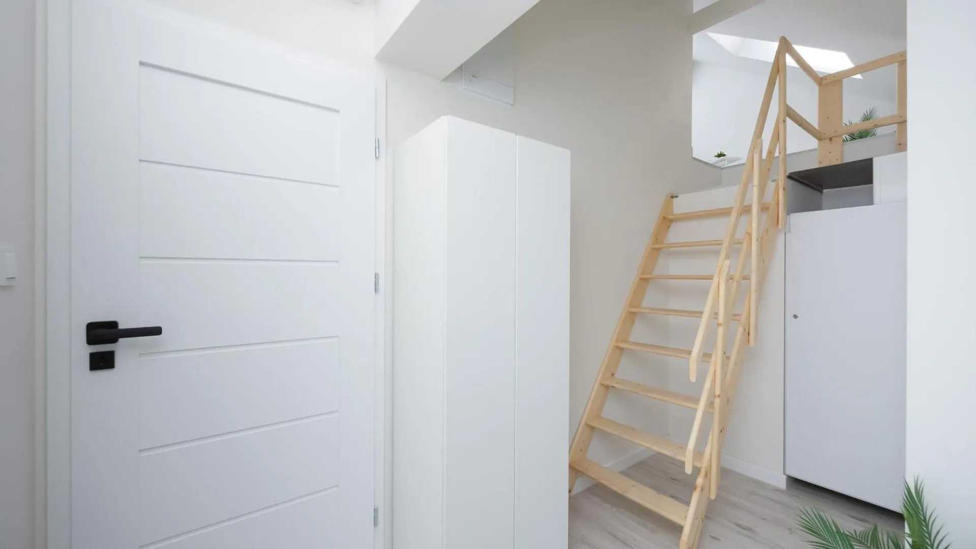 Bright Apartments With Air Conditioning Near The Copernicus Science Center In Warsaw By Noclegi Renters