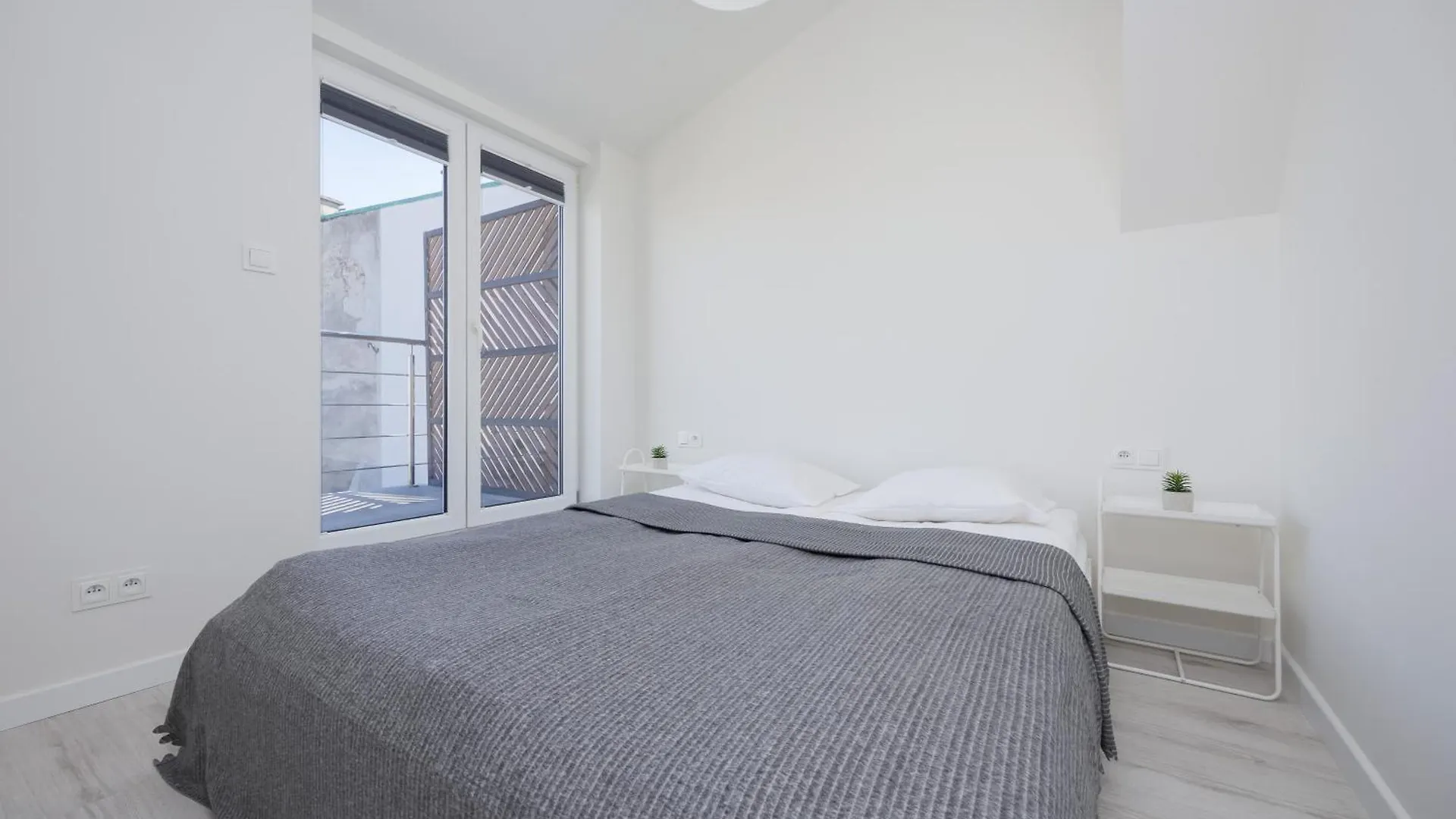 Bright Apartments With Air Conditioning Near The Copernicus Science Center In Warsaw By Noclegi Renters